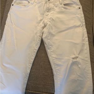 Excellent Preowned Condition Cabi Skinny Jeans Size 6. Very cute.